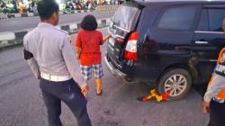 Parkir Sembarangan, Petugas Dishub Gembok Ban Mobil Pengunjung di Pasar Arengka